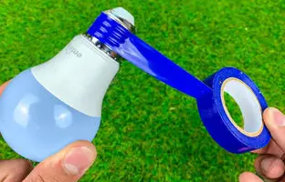 (ویدئو) نحوه تعمیر کردن لامپ LED با کمک چسب برق!