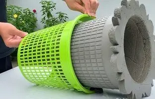 (ویدئو) فرآیند ساخت گلدان سیمانی با استفاده از سبد پلاستیکی