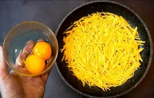 (ویدئو) اگه 2تا سیب زمینی، یه هویج و یه تخم مرغ تو یخچال داری این غذای خوشمزه رو درست کن