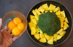 (ویدئو) با یه سیب زمینی، یه تخم مرغ و کمی کلم بروکلی یک کوکوی متفاوت درست کن