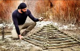 (ویدئو) ساخت یک تله جالب و عجیب با شاخه های درخت برای صید ماهی در رودخانه