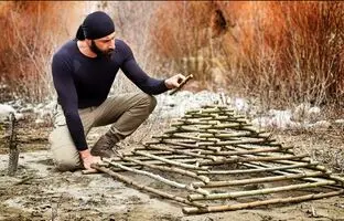 (ویدئو) ساخت یک تله جالب و عجیب با شاخه های درخت برای صید ماهی در رودخانه