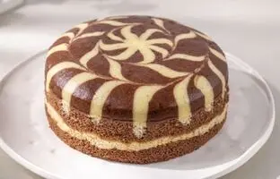 (ویدئو) طرز تهیه کیک دو رنگ نرم و اسفنجی در ماهیتابه و بدون نیاز به فر