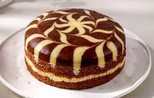 (ویدئو) طرز تهیه کیک دو رنگ نرم و اسفنجی در ماهیتابه و بدون نیاز به فر
