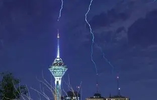 (ویدئو) فیلمی حیرت انگیز از صاعقه های پی در پی بر فراز برج میلاد در یکی از شب های تهران