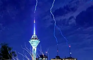 (ویدئو) فیلمی حیرت انگیز از صاعقه های پی در پی بر فراز برج میلاد در یکی از شب های تهران