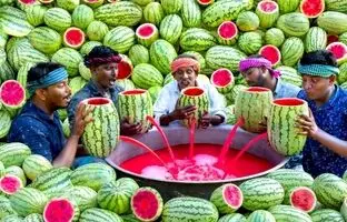 (ویدئو) فرآیند دیدنی آب گرفتن صدها هندوانه توسط 5 مرد روستایی مشهور هندی