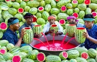 (ویدئو) فرآیند دیدنی آب گرفتن صدها هندوانه توسط 5 مرد روستایی مشهور هندی