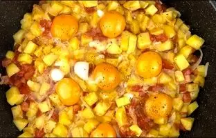 (ویدئو) با 4تا سیب زمینی، پیاز و 2تا گوجه فرنگی یه غذای خوشمزه و متفاوت درست کن