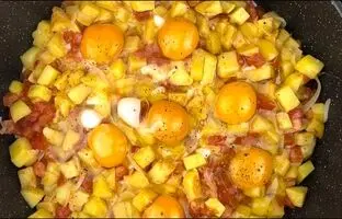 (ویدئو) با 4تا سیب زمینی، پیاز و 2تا گوجه فرنگی یه غذای خوشمزه و متفاوت درست کن