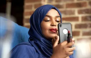 بهترین رنگ رژ لب برای خانم‌های کارمند