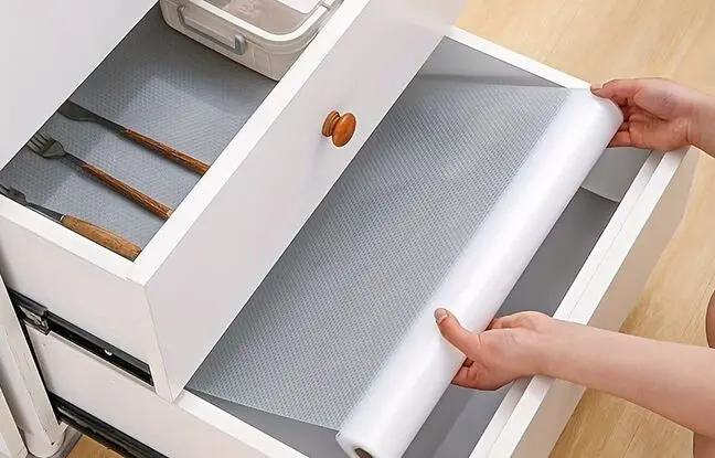 (تصاویر) از کجا بفهمیم چقدر روکش واسه کابینت آشپزخونه کافیه؟ آموزش گام به گام نصب