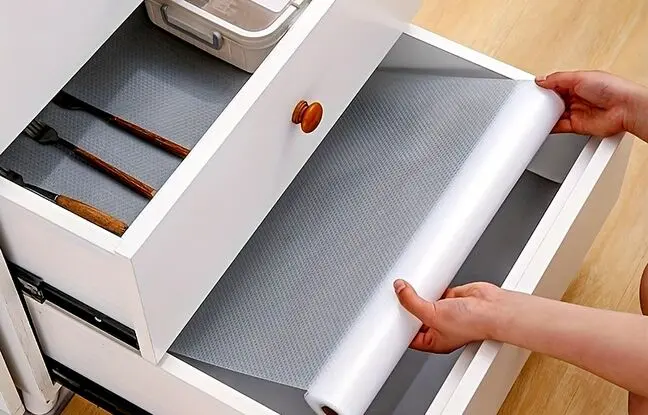 (تصاویر) از کجا بفهمیم چقدر روکش واسه کابینت آشپزخونه کافیه؟ آموزش گام به گام نصب
