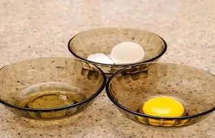 (ویدئو) یک روش راحت برای جدا کردن زرده از سفیده تخم مرغ