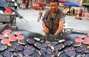 (ویدئو) غذای خیابانی در هنگ کنگ؛ نحوه پخت و سرو سوسیس خون