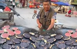 (ویدئو) غذای خیابانی در هنگ کنگ؛ نحوه پخت و سرو سوسیس خون