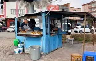 (ویدئو) غذای خیابانی در ترکیه؛ این پیرمرد 40 است که در یک کیوسک کباب می فروشد