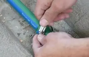 (ویدئو) 5 ترفند مهم لوله کشی؛ از پوشاندن سوراخ لوله تا وصل کردن شیر آب