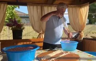 (ویدئو) غذای روستایی در پرتغال؛ فرآیند تهیه و پخت سوسیس جگر گاو
