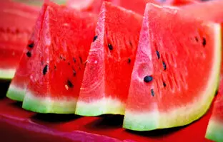 (ویدئو) با این ترفند همیشه هندونه ی شیرین آب دار می خری!