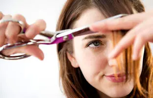 (تصاویر) با کمک این آموزش ساده، خودت موهاتو تو خونه کوتاه کن (2مدل موی محبوب)
