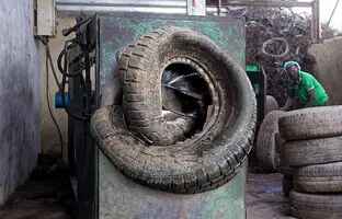 (ویدئو) تکنیک هوشمندانه این دو استاد پاکستانی برای نو کردن لاستیک های کهنه