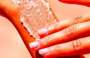 این اسکراب بدن خانگی را فقط با دو قلم مواد تهیه کنید