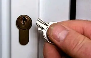 (ویدئو) وقتی کلید در قفل شکست چه کنیم؟