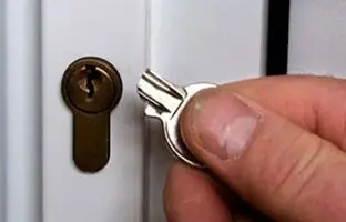(ویدئو) وقتی کلید در قفل شکست چه کنیم؟