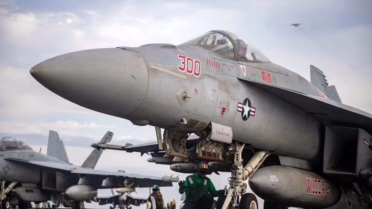 نیروی دریایی ایالات متحده چند هواپیما و از چه انواعی در اختیار دارد؟