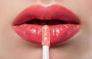 8 روش عالی برای احیای رژ لب مایع خشک شده