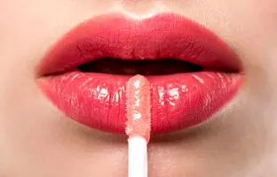 8 روش عالی برای احیای رژ لب مایع خشک شده