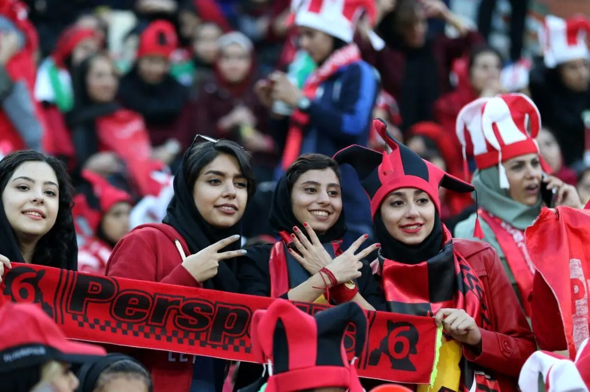 (ویدئو) حمله سپاهانی ها با سنگ به هواداران زن پرسپولیس!