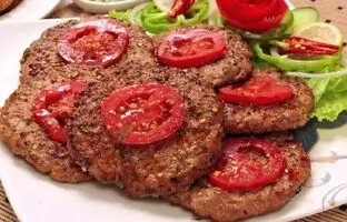 (ویدئو) پخت چپلی کباب با یک روش 100 ساله توسط آشپز مشهور خیابانی افغانستانی