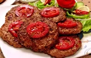 (ویدئو) پخت چپلی کباب با یک روش 100 ساله توسط آشپز مشهور خیابانی افغانستانی