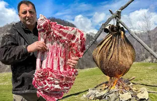 (ویدئو) پخت دنده گاو درون پوست روی زغال به روش آشپز روستایی آذربایجانی
