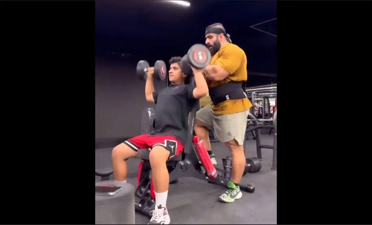 (ویدئو) تمرین دادن جالب هادی چوپان به پسرش در باشگاه