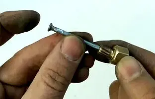 (ویدئو) یک روش خلاقانه برای پر کردن بطری رنگ