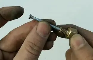 (ویدئو) یک روش خلاقانه برای پر کردن بطری رنگ