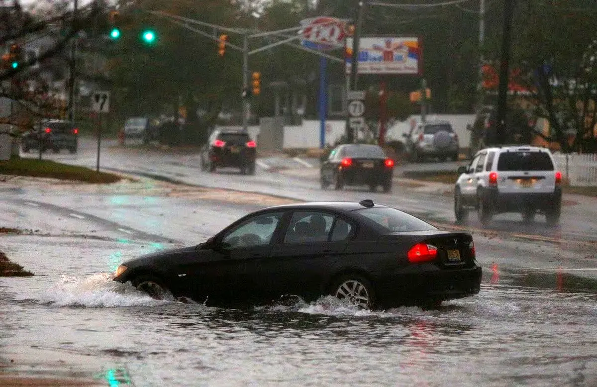 (ویدئو) تلاش ناموفق دختر آمریکایی برای عبور از آب‌گرفتگی با خودرو