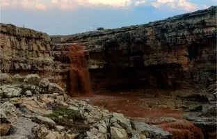 (ویدئو) به وجود آمدن آبشار در پی بارش باران در پلدختر