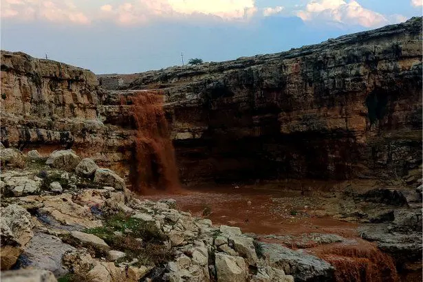 (ویدئو) به وجود آمدن آبشار در پی بارش باران در پلدختر