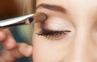 ترفند بینظیر برای ماندگاری سایه چشم