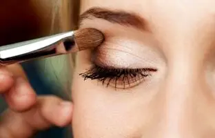 ترفند بینظیر برای ماندگاری سایه چشم