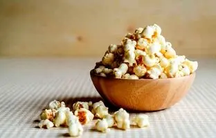 (ویدئو) یک ترفند ساده و سریع: چطور موقع درست کردن پاپ کورن روغن اضافه آن را بگیریم؟
