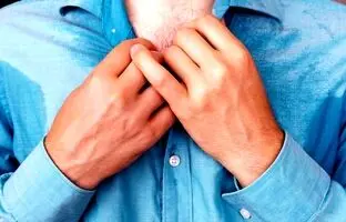 چجوری از شر عرق کردن شدید بدنم خلاص شم؟ بهترین درمان‌های تعریق بدن