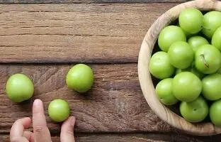 ساده‌ترین دستور تهیه ترشی و شوری گوجه سبز اینجاست! تا فصلش تموم نشده درست کن!