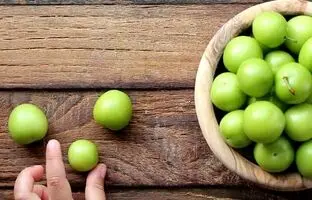 ساده‌ترین دستور تهیه ترشی و شوری گوجه سبز اینجاست! تا فصلش تموم نشده درست کن!