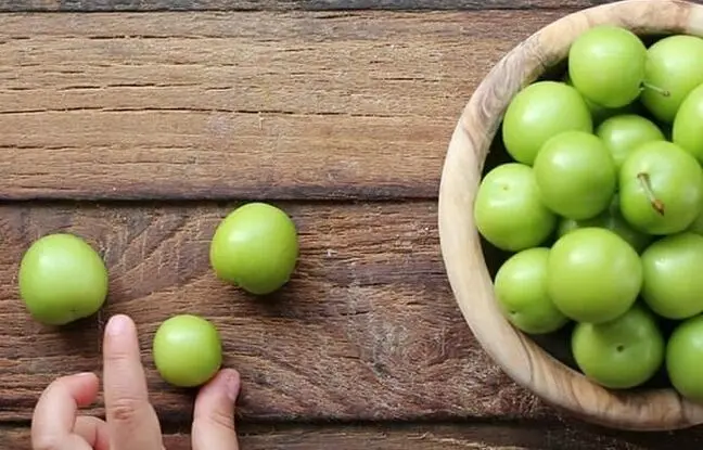 ساده‌ترین دستور تهیه ترشی و شوری گوجه سبز اینجاست! تا فصلش تموم نشده درست کن!