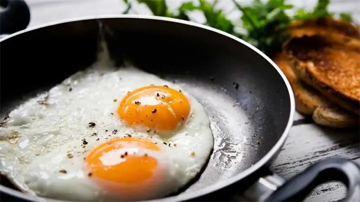 (ویدئو) یک ترفند ساده و سریع: چطوری بدون روغن نیمرو درست کنم؟